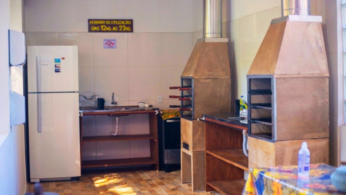 Área gourmet com churrasqueiras e cozinha externa