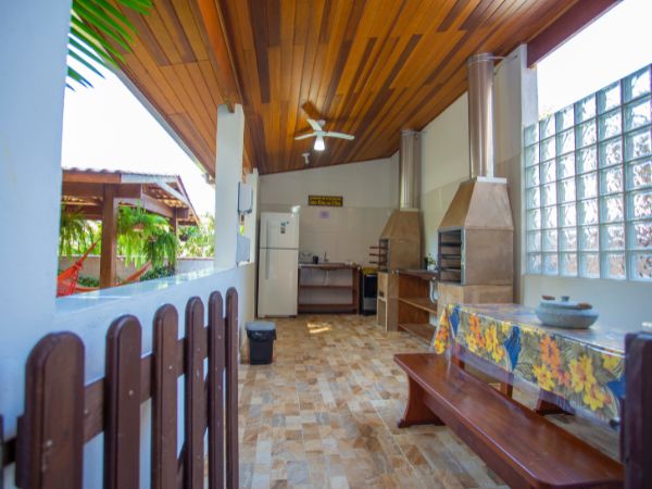Cozinha externa e área de refeições
